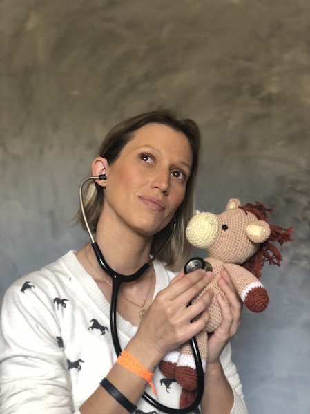 Joana Beling, médica-veterinária de equinos, com estetoscópio e cavalo de pelúcia